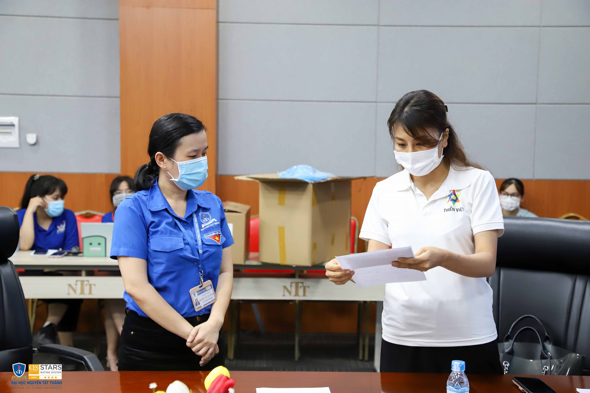 Đại điện Thiền Việt trao phần quà hỗ trợ cho đại diện trường Nguyễn Tất Thành - TP. HCM