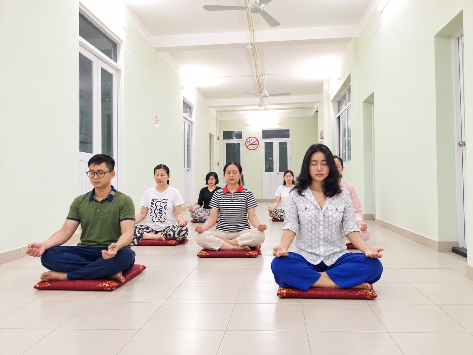 Học viên ngồi thiền trên đệm trong lớp học Thiền Việt
