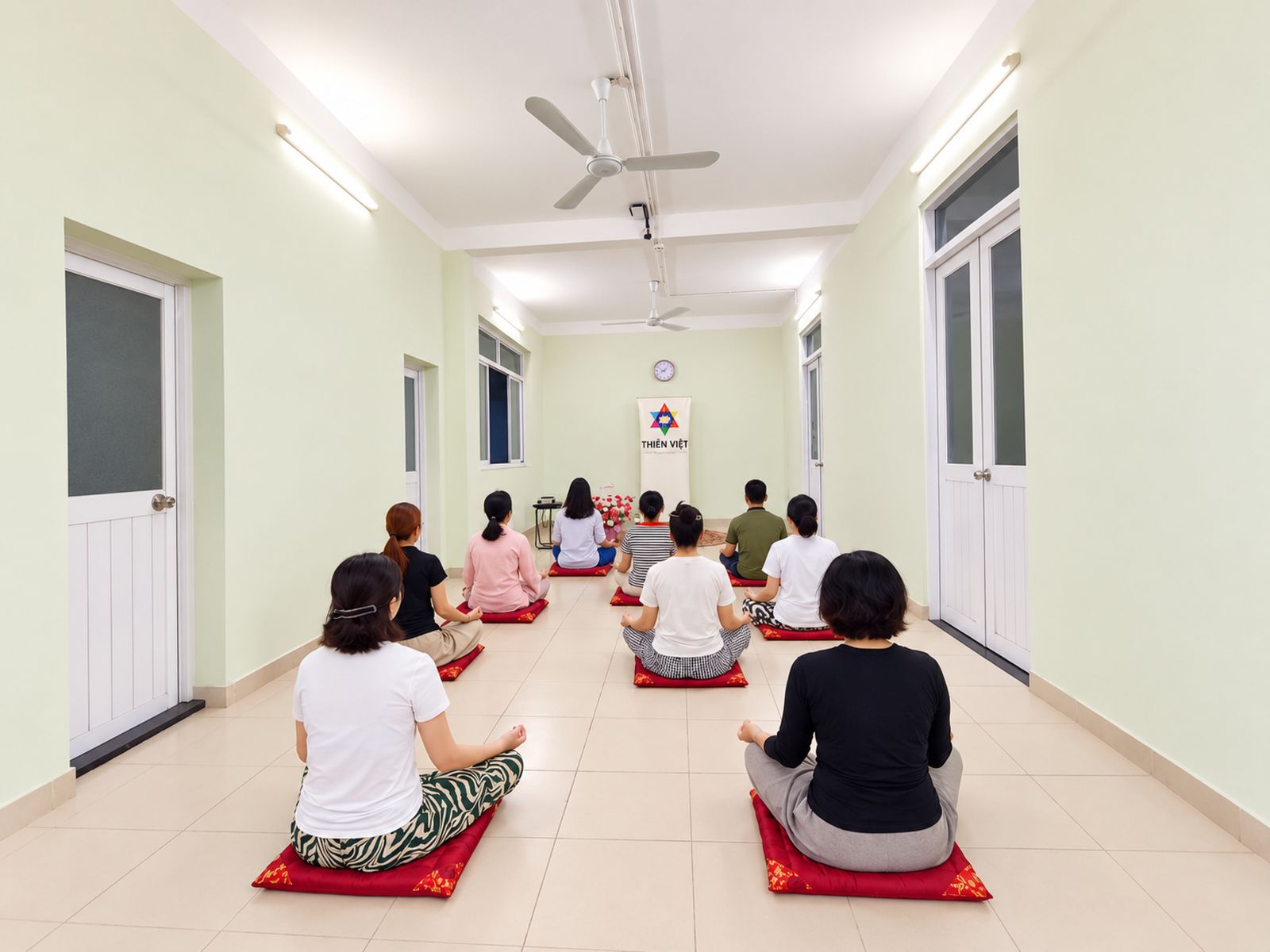 Các học viên cùng thực hành thiền trong phòng tập