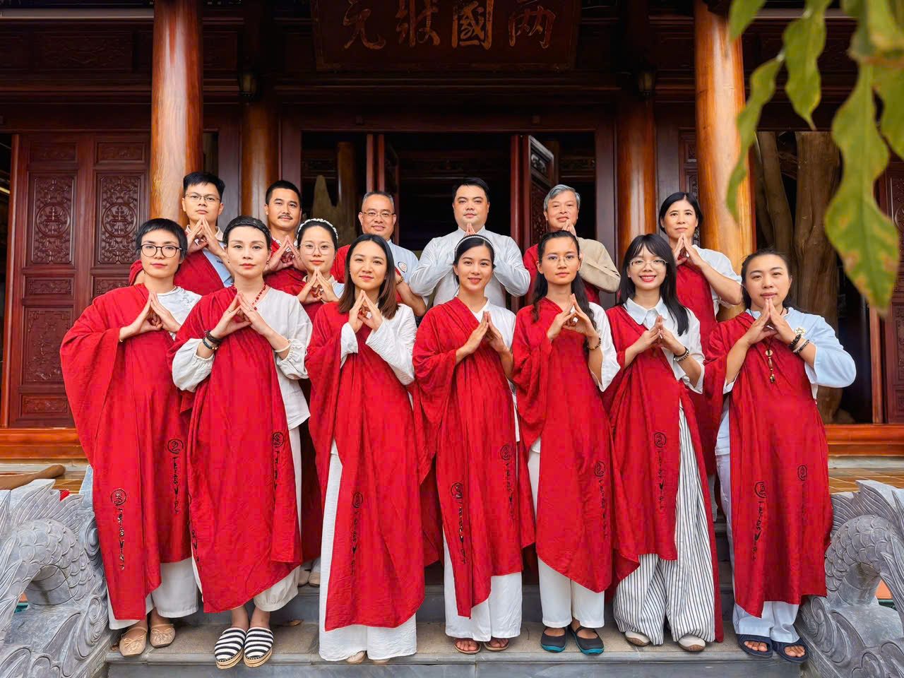 GIẢNG VIÊN THIỀN VIỆT LÊ THÙY DUNG 4 Giảng viên Lê Thùy Dung cùng đội ngũ Thiền Việt trước cửa đình